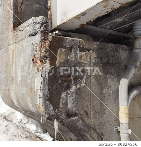 劣化した鉄筋コンクリート 80824556