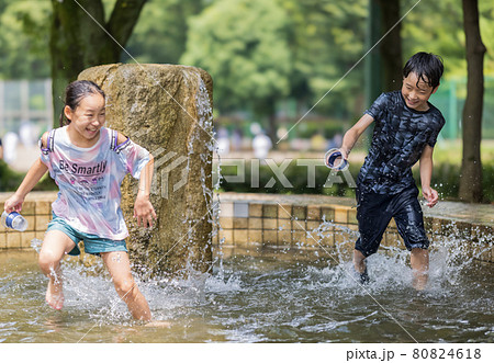 女子小学生 水遊び 水遊びをするかわいい子供の写真素材 [80824618] - PIXTA