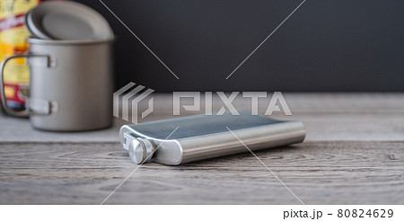 ウイスキーとスキットル アウトドア用品イメージ 80824629