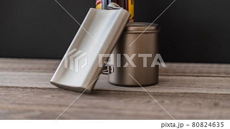 ウイスキーとスキットル アウトドア用品イメージ 80824635