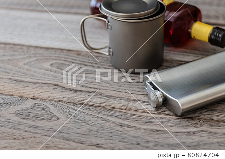 ウイスキーとスキットル アウトドア用品イメージ 80824704