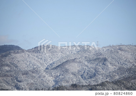 散歩道の発見　地元　身近な景色　雪が降る山 80824860