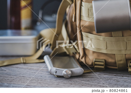 登山リュックとスキットル キャンプ道具イメージ 80824861