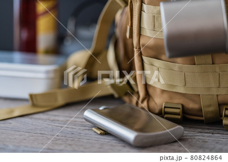 登山リュックとスキットル キャンプ道具イメージ 登山リュックとスキットル キャンプ道具イメージ 80824864