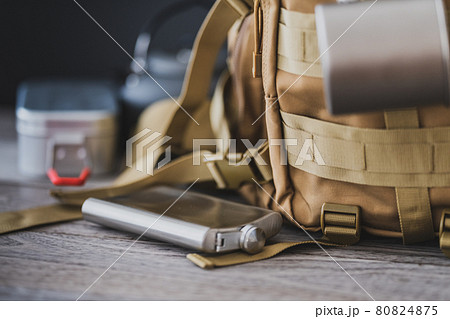 登山リュックとスキットル キャンプ道具イメージ 登山リュックとスキットル キャンプ道具イメージ 80824875
