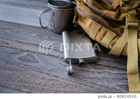 登山リュックとスキットル キャンプ道具イメージ 登山リュックとスキットル キャンプ道具イメージ 80824910