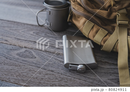 登山リュックとスキットル キャンプ道具イメージ 80824911