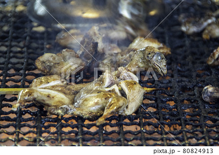京都の名物のうずらの丸焼き 京都の名物のうずらの丸焼き 80824913