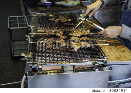 京都の名物のうずらの丸焼き 80824914