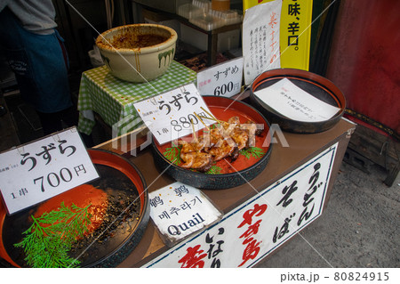 京都の名物のうずらの丸焼き 80824915