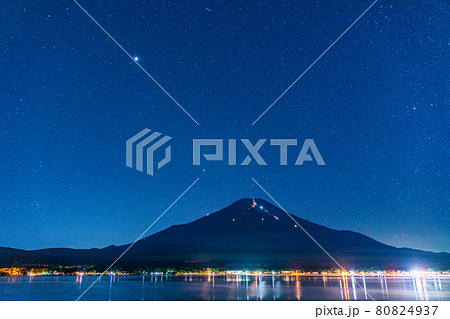 （山梨県）夏の風物詩　星空と富士山人文字　湖面への映り込み 80824937