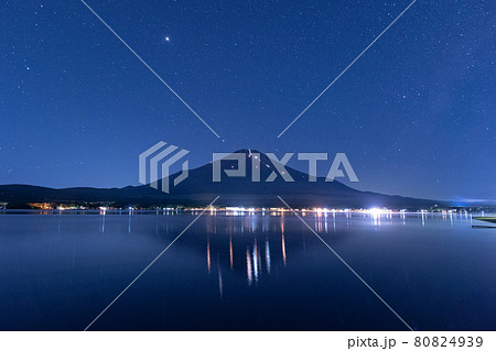 （山梨県）夏の風物詩　星空と富士山人文字　湖面への映り込み 80824939