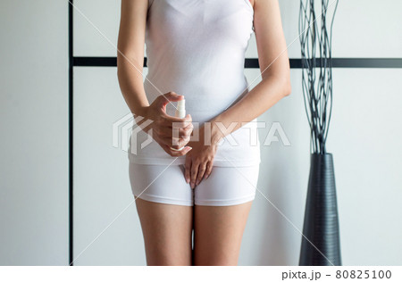 Woman using spray with leucorrhoea and pain in abdomen or discharge with foul smell 80825100