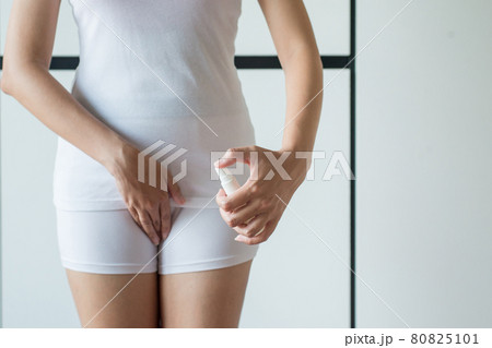 Woman using spray with leucorrhoea and pain in abdomen or discharge for bad smell 80825101