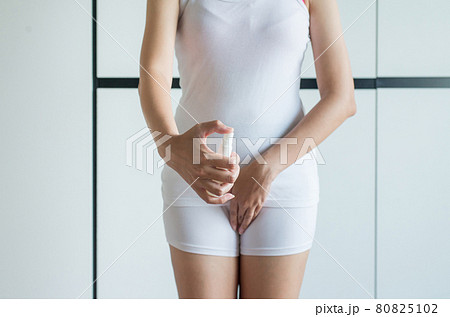 Woman using spray with leucorrhoea and pain in abdomen or discharge for bad smell 80825102