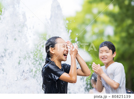 噴水で遊ぶ子供達 噴水で遊ぶ子供達 80825139