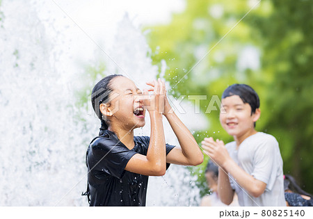 噴水で遊ぶ子供達 80825140