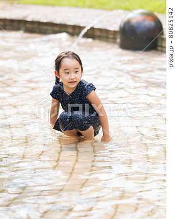噴水で遊ぶかわいい女の子 噴水で遊ぶかわいい女の子 80825142