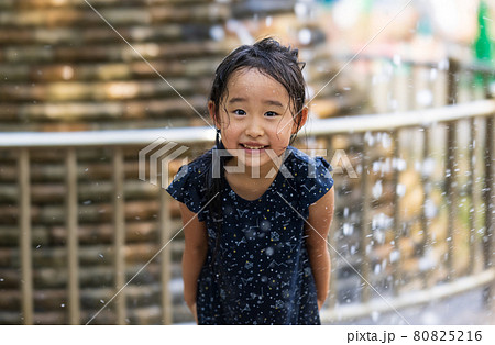 噴水で遊ぶかわいい女の子 80825216