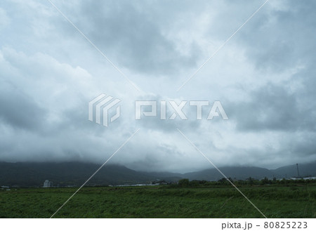 台風接近で厚い雲に覆われる空模様 80825223