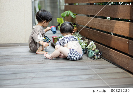 ウッドデッキで遊ぶ幼児 ウッドデッキで遊ぶ幼児 80825286