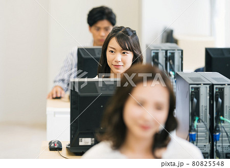 ITスクールで学ぶ若い女性　撮影協力：中央工学校附属日本語学校 80825548