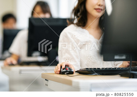 ITスクールで学ぶ学生イメージ 撮影協力:中央工学校附属日本語学校 ITスクールで学ぶ学生イメージ 撮影協力:中央工学校附属日本語学校 80825550