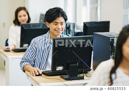 ITスクールで学ぶ学生イメージ　撮影協力：中央工学校附属日本語学校 80825553
