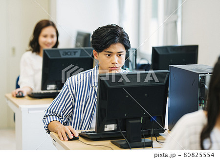 ITスクールで学ぶ学生イメージ　撮影協力：中央工学校附属日本語学校 80825554