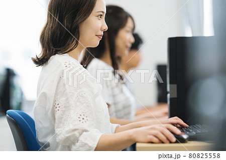 パソコンを使う若い女性　撮影協力：中央工学校附属日本語学校 80825558