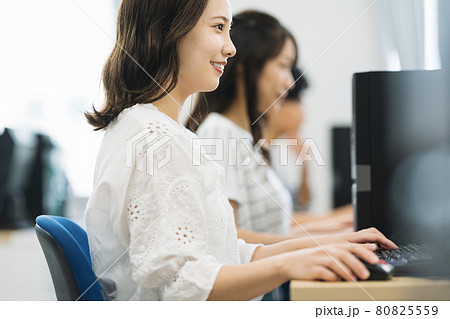 パソコンを使う若い女性　撮影協力：中央工学校附属日本語学校 80825559