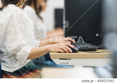 パソコンを使う若い女性イメージ　撮影協力：中央工学校附属日本語学校 80825563