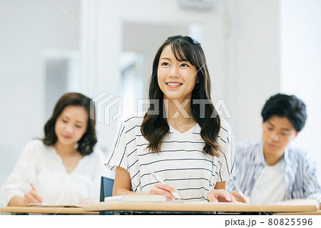 講義を受ける若い女性 撮影協力:中央工学校附属日本語学校 講義を受ける若い女性 撮影協力:中央工学校附属日本語学校 80825596