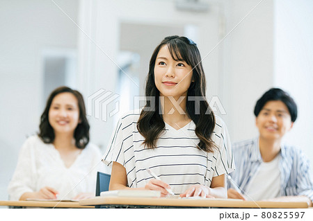 講義を受ける若い女性 撮影協力:中央工学校附属日本語学校 講義を受ける若い女性 撮影協力:中央工学校附属日本語学校 80825597