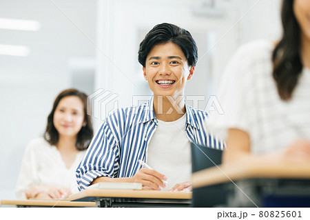 講義を受ける若い男性　撮影協力：中央工学校附属日本語学校 80825601