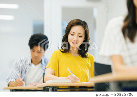 講義を受ける若い女性 撮影協力:中央工学校附属日本語学校 講義を受ける若い女性 撮影協力:中央工学校附属日本語学校 80825706