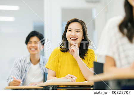 講義を受ける若い女性　撮影協力：中央工学校附属日本語学校 80825707