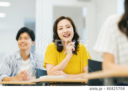 講義を受ける若い女性　撮影協力：中央工学校附属日本語学校 80825708