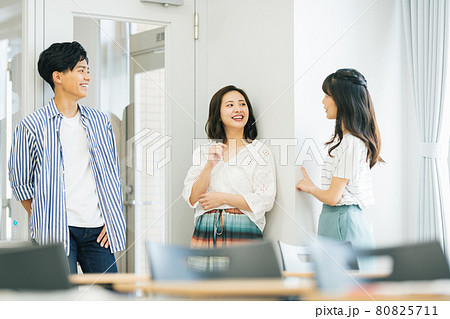 楽しく談笑する男女学生 撮影協力:中央工学校附属日本語学校 楽しく談笑する男女学生 撮影協力:中央工学校附属日本語学校 80825711