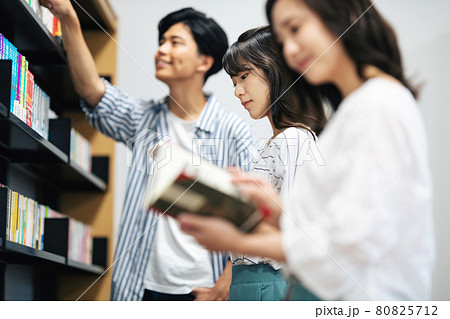 図書室で本を読む女性 撮影協力:中央工学校附属日本語学校 図書室で本を読む女性 撮影協力:中央工学校附属日本語学校 80825712