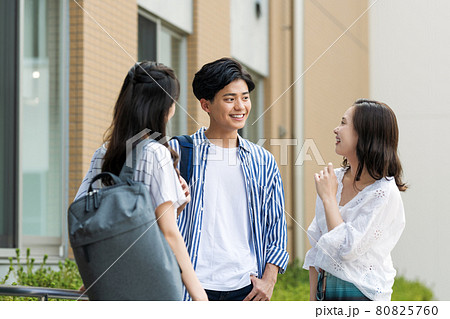 楽しく談笑する男女学生 撮影協力:中央工学校附属日本語学校 楽しく談笑する男女学生 撮影協力:中央工学校附属日本語学校 80825760