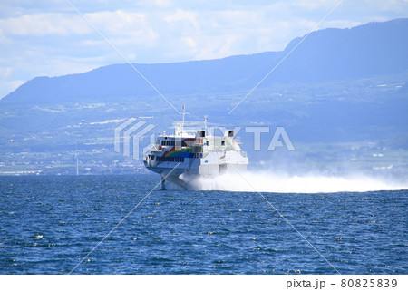真夏の青空のもと 大山を背景に疾走するジェットフォイル隠岐汽船の(レインボージェット) 真夏の青空のもと 大山を背景に疾走するジェットフォイル隠岐汽船の(レインボージェット) 80825839
