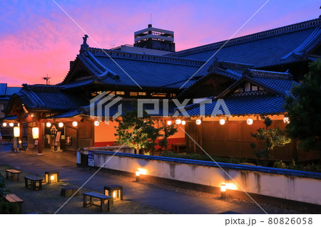 【熊本県】山鹿温泉の夕景（さくら湯） 80826058