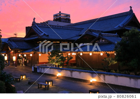 【熊本県】山鹿温泉の夕景（さくら湯） 80826061