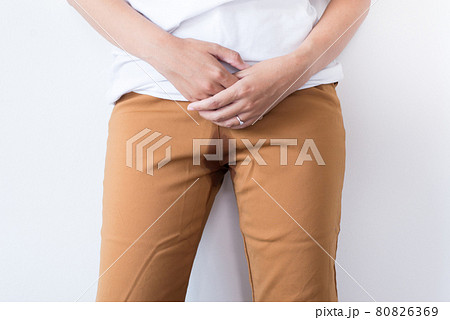 Hands woman holding her crotch,Female need to - Stock Photo [80826369] -  PIXTA