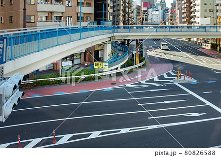明治通りと駒沢通りの渋谷橋にある常時左折可の交差点 80826588
