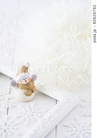 雪だるまとクリスマスリースのイメージ 80826782