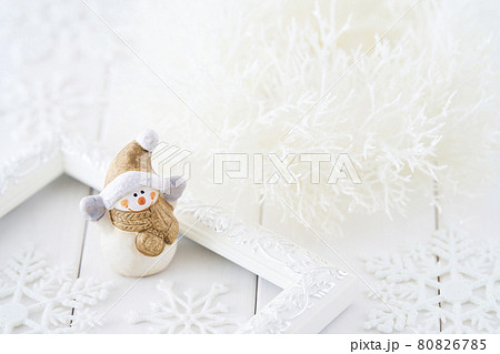雪だるまとクリスマスリースのイメージ 80826785