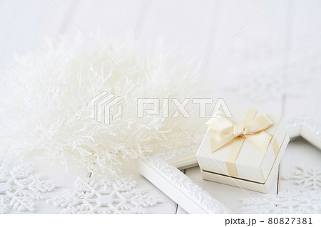 プレゼントボックスと額縁　クリスマスイメージ 80827381