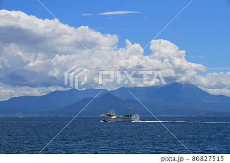 夏のイメージ 青空と海と船（鳥取県 大山を背景にして） 80827515